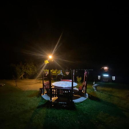 Cabana Cu Teren De Tenis -- Parter Banita Exteriér fotografie