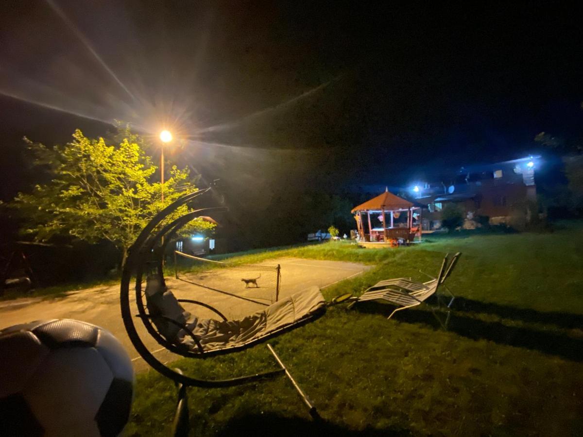 Cabana Cu Teren De Tenis -- Parter Banita Exteriér fotografie