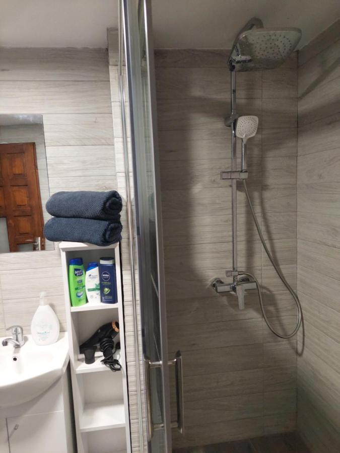 Cabana Cu Teren De Tenis -- Parter Banita Exteriér fotografie