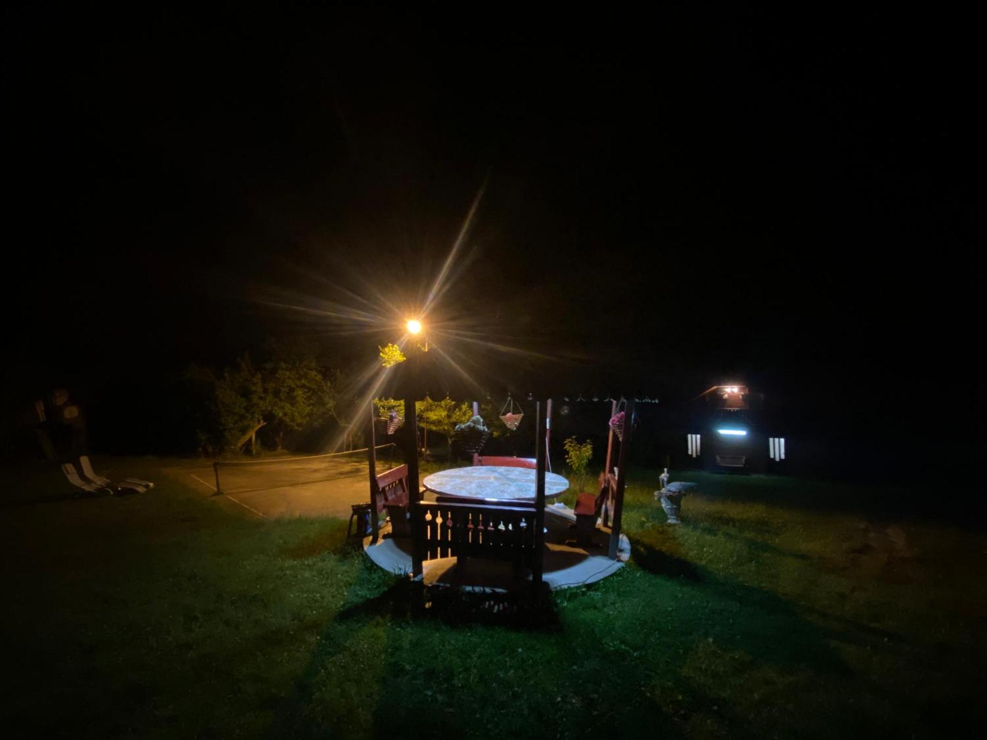 Cabana Cu Teren De Tenis -- Parter Banita Exteriér fotografie