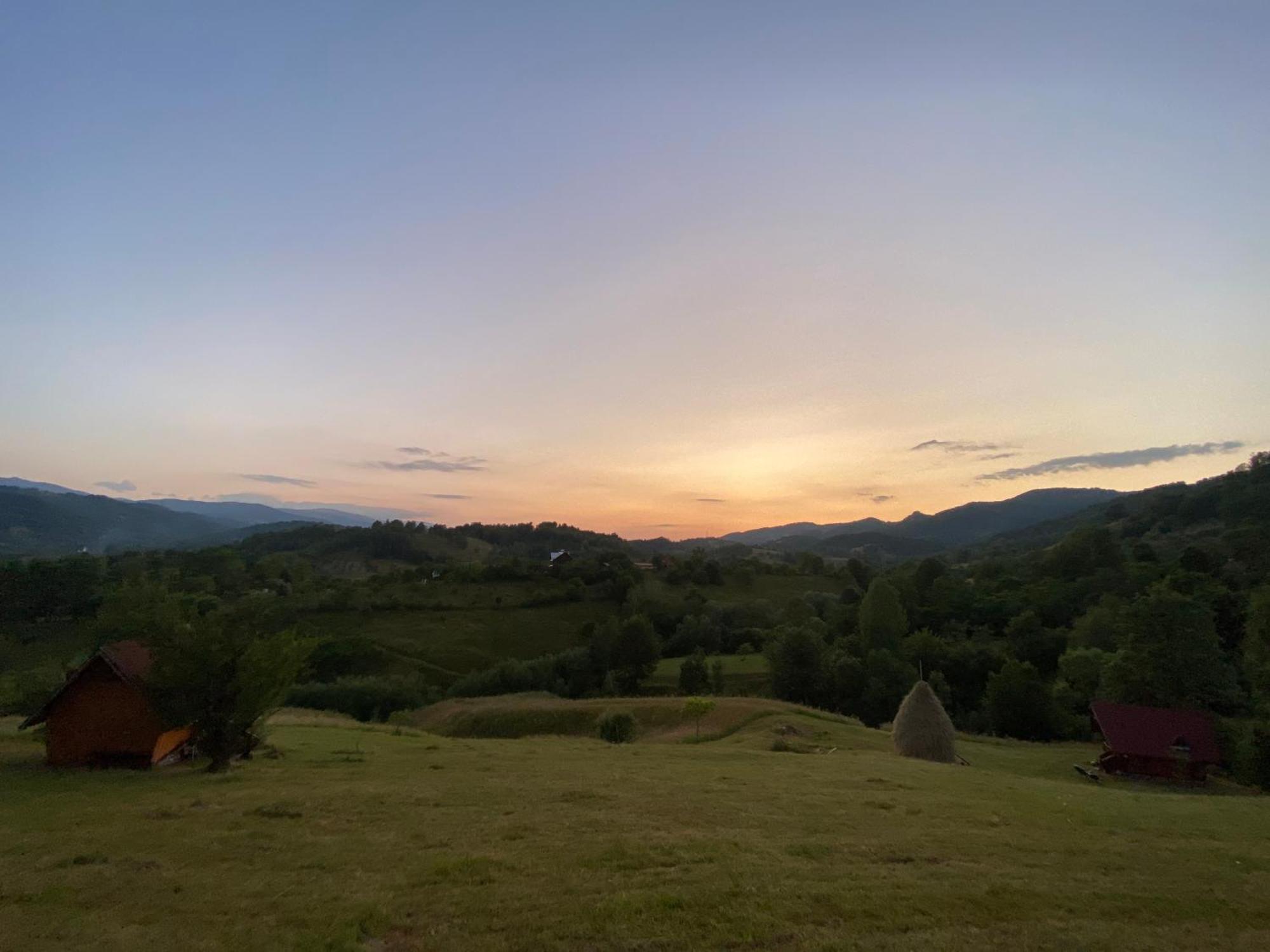 Cabana Cu Teren De Tenis -- Parter Banita Exteriér fotografie
