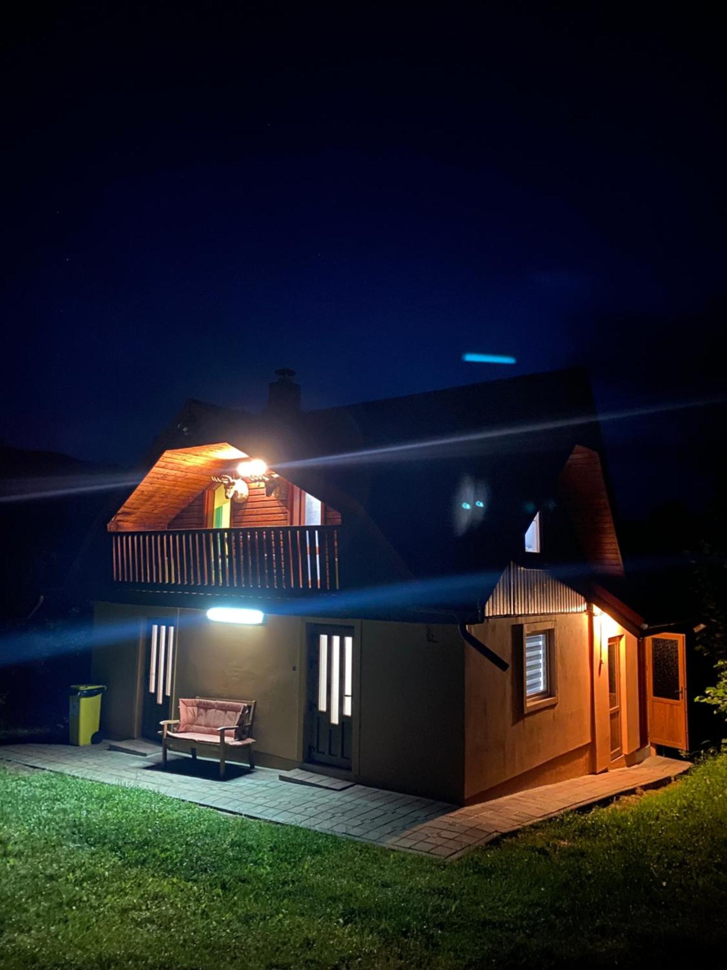 Cabana Cu Teren De Tenis -- Parter Banita Exteriér fotografie